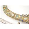 Image 5 : A beautiful Chinese Qing Dynasty Jade, Coral,  Turquoise and enamel mounted silver gilt  dagger. Mea