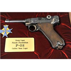 DWM P-08 1920 Luger semi-automatic pistol in wooden display case, 9mm caliber, Serial #72269. The