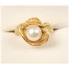 Image 1 : One free form carved ring in 14 k yellow gold  set with a beautiful round pearl  Est:$150-300