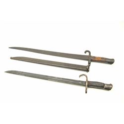 Lot of 2 bayonets. 1 Japanese for Arisaka with scabbard. The blade is very good plus. Weathering a