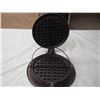 Image 5 : Vintage Stove Stop Cast Iron Waffle Iron