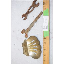 Cream Separator Tool and Soap Dish