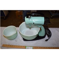 1950s Mix Master GE (Working) Mixer with 2 Bowls (Glass Bake) Rare Color, Missing Blender Tools