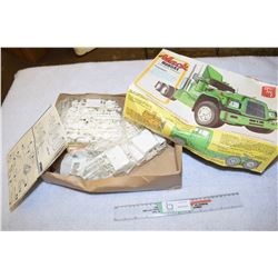 AMT Mack Truck Model 1:25