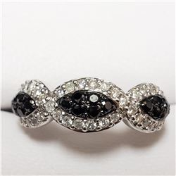 18) 18KT WHITE GOLD BLACK DIAMOND RING. SIZE 7