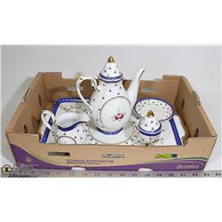 SMALL PORCELAIN TEA SET