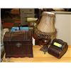 Image 1 : 2 SMALL CHESTS AND A LAMP W/ BEADED SHADE
