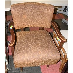 VINTAGE SITTING/ ROCKER CHAIR