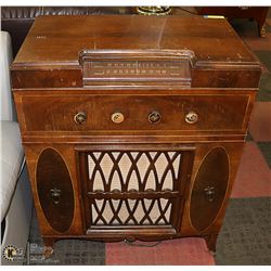 ANTIQUE SERENADER CABINET RADIO RECORD PLAYER FOR