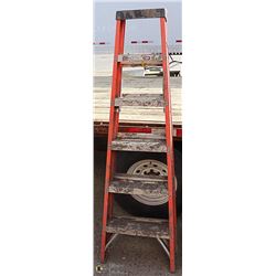 6 FOOT ORANGE FIBREGLASS LADDER