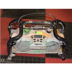 DEWALT DC011 WORKSITE RADIO/ CHARGER -