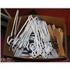 Image 1 : BOX W/OVER 80 PLASTIC AND WOOD HANGERS