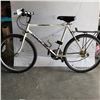Image 1 : WHITE DIAMONDBACK BIKE