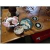 Image 1 : 3 VINTAGE PORTRAITS, CAKE STAND AND PEDESTAL DISH