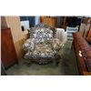 Image 2 : ORNATE OVERSIZED ARMCHAIR