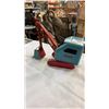 Image 2 : DELTA DETROIT VINTAGE TIN EXCAVATOR AND TRACTOR FIGURE