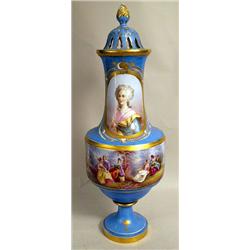 A HAND PAINTED PARCEL GILT PORCELAIN VA
