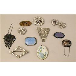 A MISCELLANEOUS GROUP OF JEWELRY