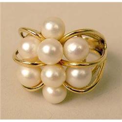 A 14K YELLOW GOLD AND PEARL RING