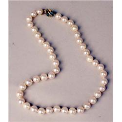 A CULTURED PEARL NECKLACE