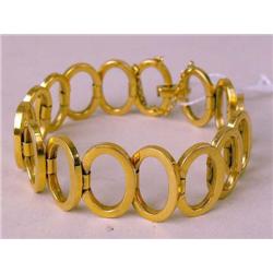 A YELLOW GOLD OVAL CIRCLE LINK BRACELET
