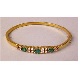 AN 18K YELLOW GOLD BANGLE BRACELET