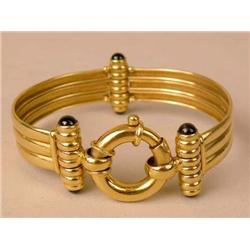 AN 18K YELLOW GOLD BANGLE BRACELET
