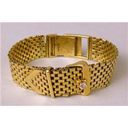 A 14K YELLOW GOLD BUCKLE FORM MESH BRAC