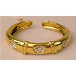 AN 18K YELLOW GOLD BANGLE BRACELET