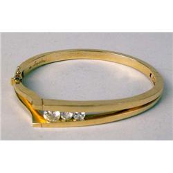 A 14K YELLOW GOLD AND ROUND DIAMOND BAN