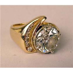 A 14K YELLOW GOLD AND ROUND DIAMOND RIN