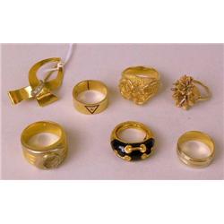 A GROUP OF YELLOW GOLD LADY`S JEWELRY