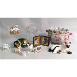 A LARGE GROUP OF DECORATIVE ITEMS