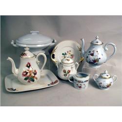 A GROUP OF DECORATIVE PORCELAIN