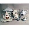 Image 1 : A GROUP OF DECORATIVE PORCELAIN