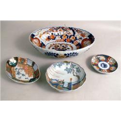 A GROUP OF FOUR IMARI DISHES