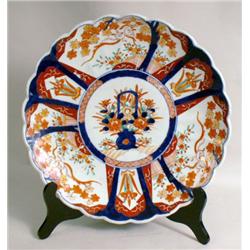 AN IMARI PORCELAIN CHARGER