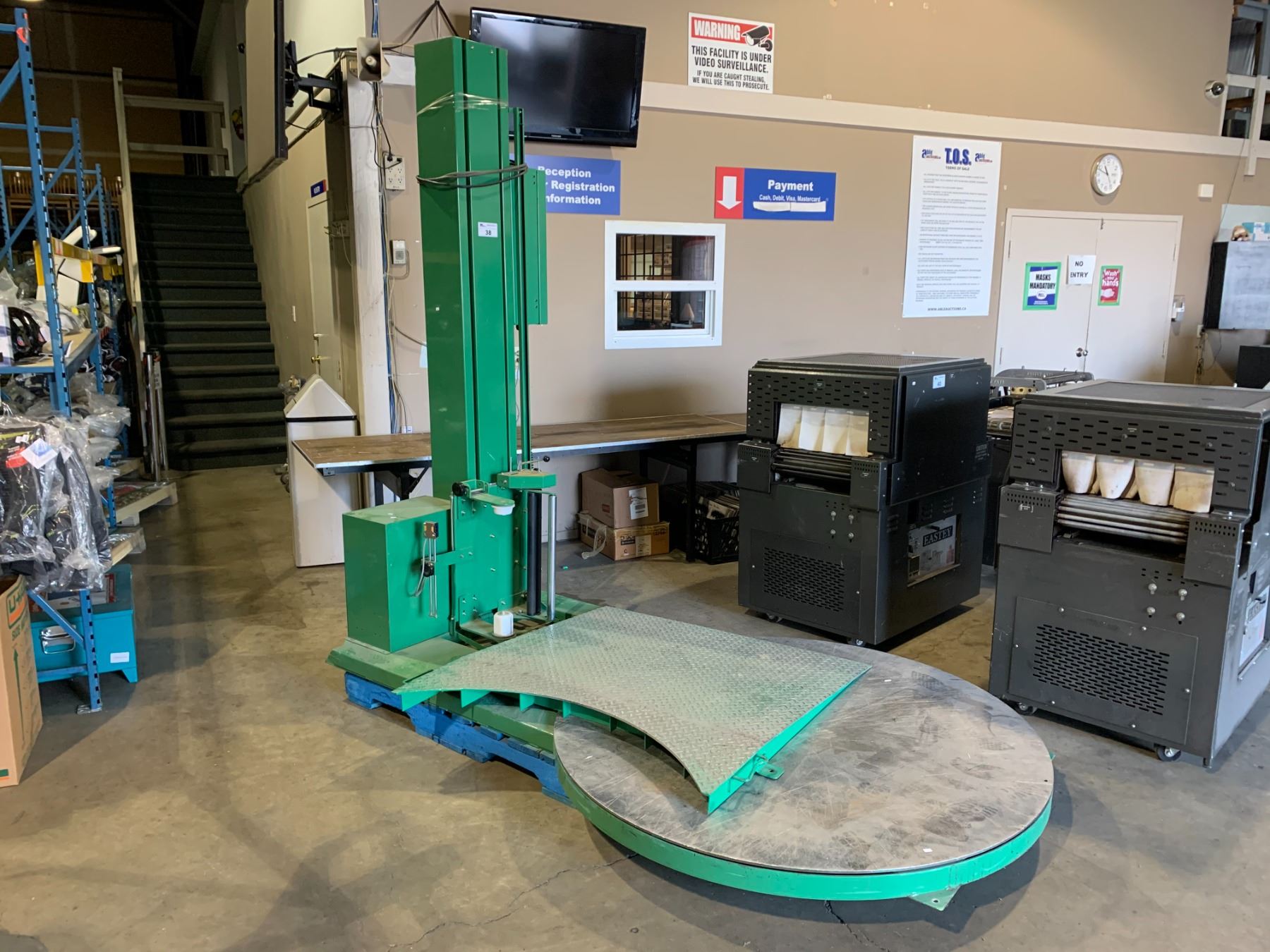 GREEN PREDATOR SS SIMPLIFIED STRETCH INDUSTRIAL PALLET WRAPPER WITH RAMP