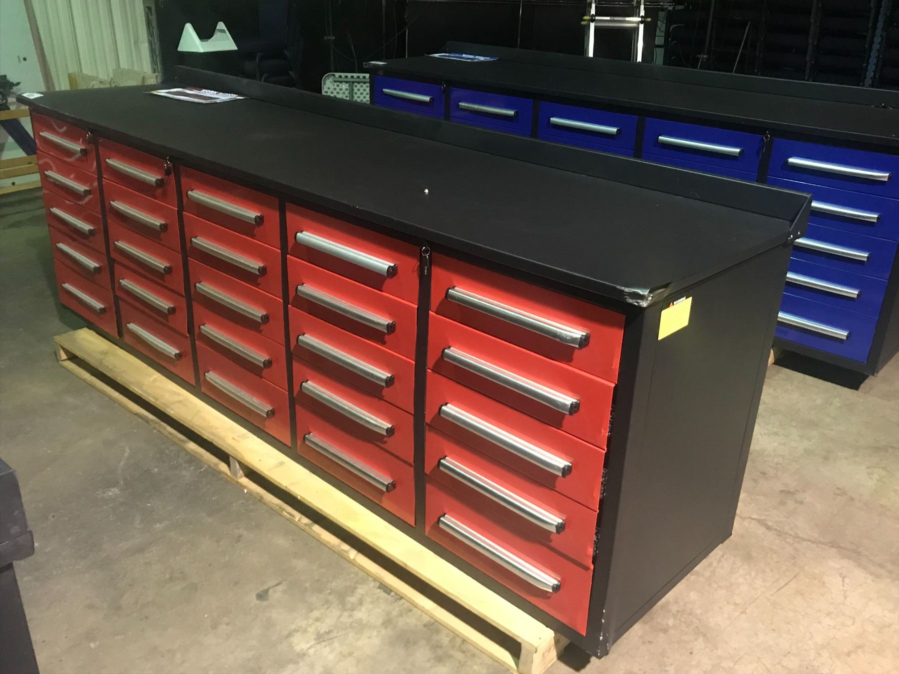 RED STEELMAN 10FT WORK BENCH WITH 25 DRAWERS WITH LOCK AND ANTI-SLIP LINERS
