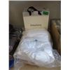 Image 1 : New White Queen Size Bedding Set