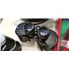 Image 3 : 2 pairs of binoculars and pokerset
