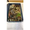 Image 2 : TRAY OF JEWELRY