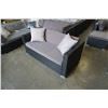 Image 3 : BRAND NEW PREMIUM OUTDOOR RATTAN LOVE SEAT RETAIL $699 W/ DARK GREY CUSHIONS AND 2 THROW PILLOWS - U