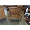 Image 1 : ANTIQUE OAK ARTS AND CRAFTS HALL BENCH W/ STORAGE