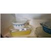 Image 3 : 5 YELLOW AND BLUE PYREX LIDDED DISHES