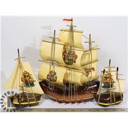 1950s-1960s SHIP LAMP WITH TWO NON LAMP SHIPS