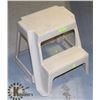 Image 1 : PLASTIC 2-STEP LIGHTWEIGHT LADDER - SOLID