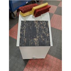 SHOE CLEANING BOX, COMES WITH 2 SHOE BRUSHES