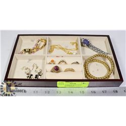 TRAY OF ESTATE WATCHES, RINGS & JEWELRY