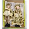Image 1 : 2 CAROLLERS IN GOLD OUTFITS WITH SONGBOOKS, 16"